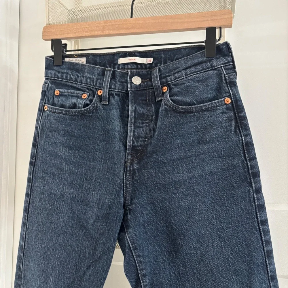 Levi's Premium Wedgie Women's Jeans Size 25 Dark Wash‎ Denim Casual EUC - Picture 2 of 9